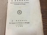 un livre ouvert sur une table, sur lequel est collé un autocollant