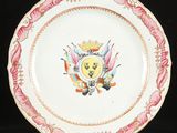 une assiette sur laquelle sont représentés un lion et une couronne
