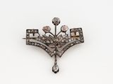 un gros plan d'une broche ornée d'un motif floral