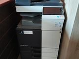 une imprimante posée sur un bureau dans une petite pièce