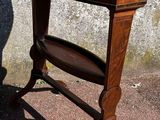 une petite table en bois surmontée d'une étagère