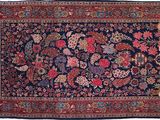 un tapis persan ancien à motifs floraux sur fond bleu