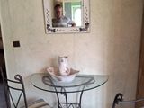 une table et des chaises en verre, avec un miroir accroché au mur