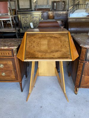 une petite table avec un plateau en bois et deux tiroirs