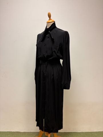 Jean DIEUDONNÉ – Robe noir manches longues, cintré à la taille. V...