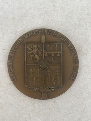 a bronze medal with a coat of arms and a coat of arms on it