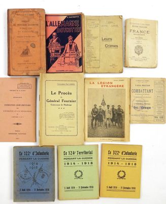 plusieurs vieux livres posés les uns sur les autres sur une surface blanche