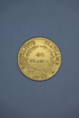 gros plan d'une pièce d'or sur une surface bleue