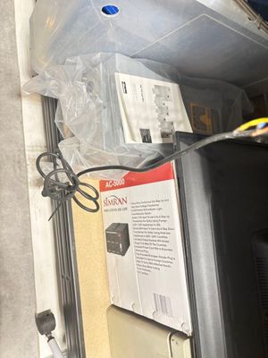 un téléviseur posé sur une étagère dans une pièce