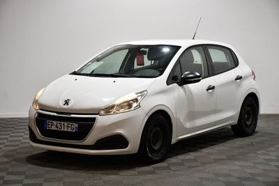 la photo d'une petite voiture blanche garée dans une pièce