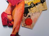une photo des jambes et des chaussures d'une femme accrochée au mur