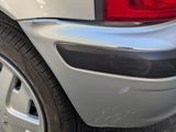 un gros plan de l'arrière d'une voiture avec un pneu crevé