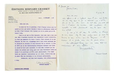 une vieille lettre écrite par un homme qui tient un bout de papier