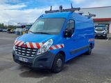 une camionnette bleue garée dans un parking