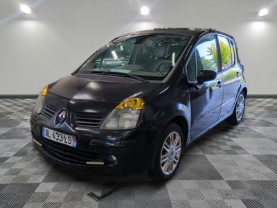 la photo d'une petite voiture noire garée dans un garage