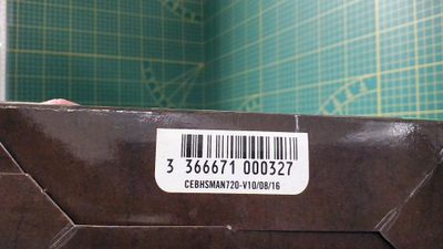 une personne tenant une boîte marron sur laquelle figure un code-barres