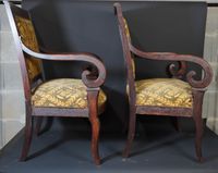 Paire de fauteuils en acajou. Accidents, manque au placage, … (photo 2)