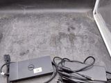 un ordinateur portable et un chargeur posés par terre