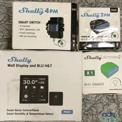 Trois boîtes contenant des appareils connectés sont posées sur une surface recouverte de moquette.