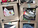 Plusieurs cartons sont empilés les uns sur les autres dans une pièce