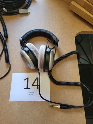une photo d'un casque audio posé sur une table