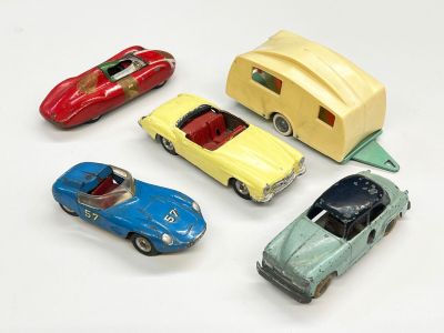 plusieurs petites voitures sont alignées sur une surface blanche