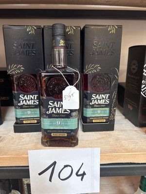 Plusieurs bouteilles de rhum Saint James sont posées sur une étagère dans un magasin