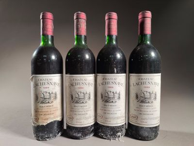 trois bouteilles de vin rouge sont alignées sur une table