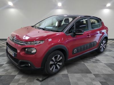 la citrole rouge est garee sur un carrelage en damier