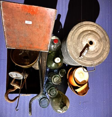 un grand nombre d'objets posés sur une table