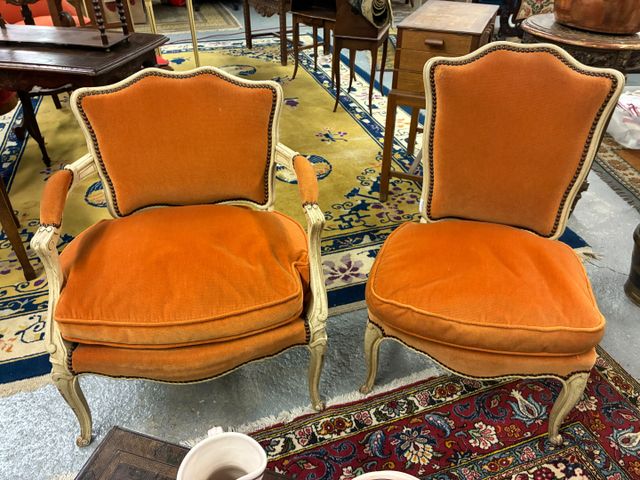 Fauteuil et chaise cabriolet de style Louis XV, garni de tissu ve