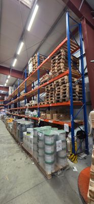 un grand entrepôt rempli de boîtes et de palettes