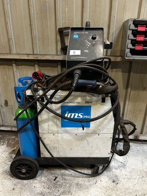 une machine qui est dans le garage