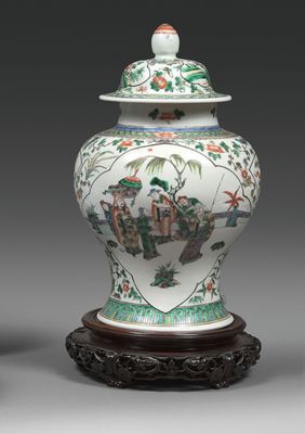 paire de vases et couvercles chinois à figures