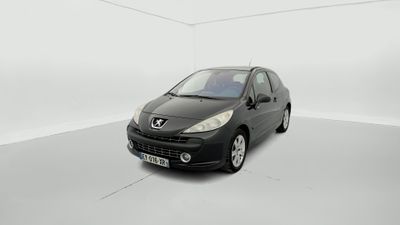 La petite voiture est garée dans une pièce blanche au sol blanc.