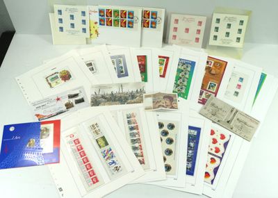 plusieurs types de timbres différents sur une table