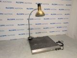 une lampe posée sur une table