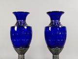 paire de vases en verre bleu cobalt reposant sur des socles en métal argenté