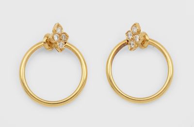 une paire de boucles d'oreilles en or et diamants