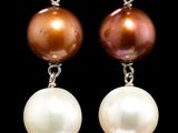 Trois perles de couleurs différentes sont suspendues à une paire de boucles d'oreilles en argent