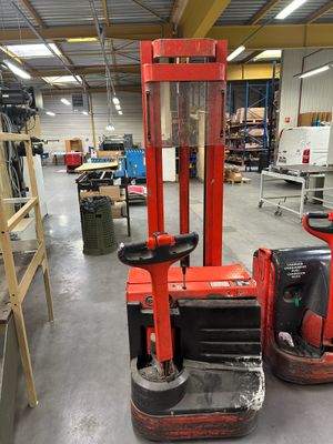 gerbeur électrique de marque Fenwick Linde, modèle L12 - Photo 1