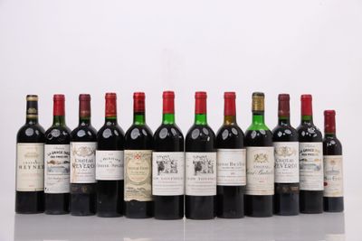 plusieurs bouteilles de vin sont alignées dans une rangée