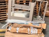 un tas de cartons et de palettes dans un entrepôt
