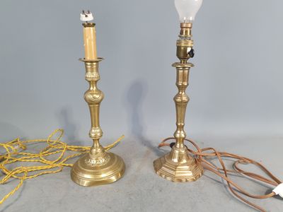paire de bougeoirs anciens en laiton avec des abat-jours en verre
