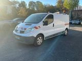 la camionnette blanche est garée dans un parking avec d'autres voitures