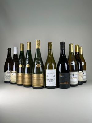 plusieurs bouteilles de vin sont alignées sur une table