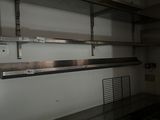 une cuisine vide avec de nombreuses étagères au mur