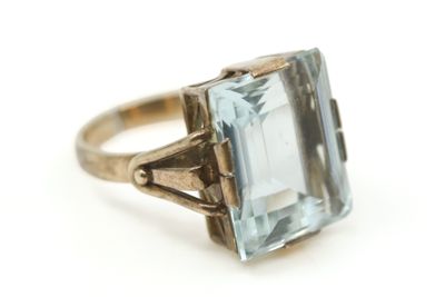 une image d'une bague avec une pierre en topaze bleue