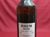 un gros plan d'une bouteille de rhum sur fond rouge