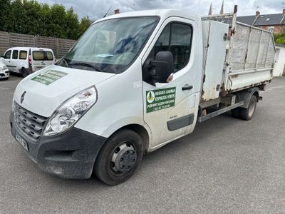 un camion blanc garé dans un parking
